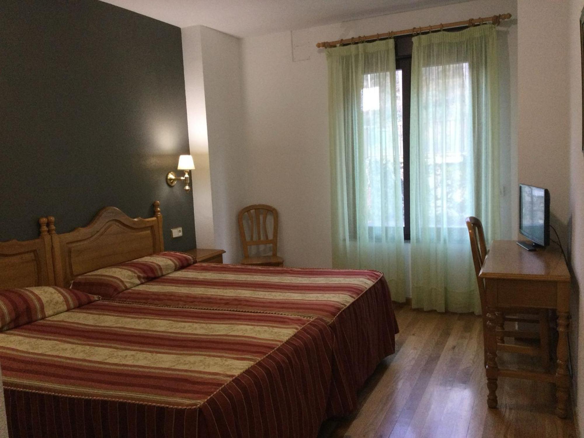 Hotel Cinco Castanos Candelario Bagian luar foto