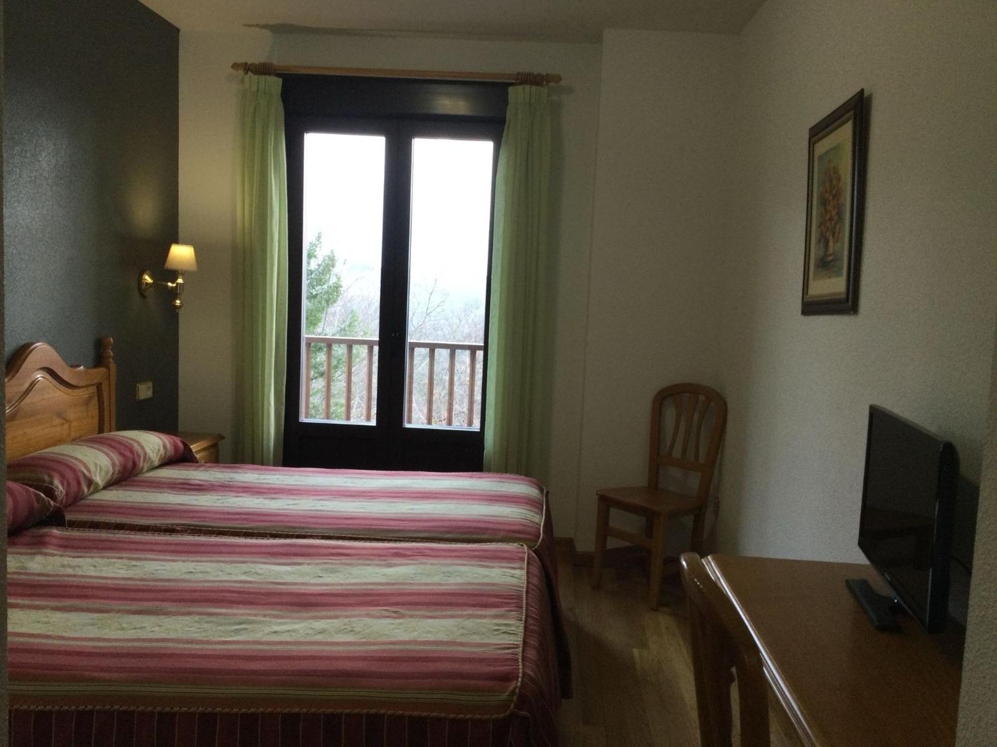 Hotel Cinco Castanos Candelario Bagian luar foto