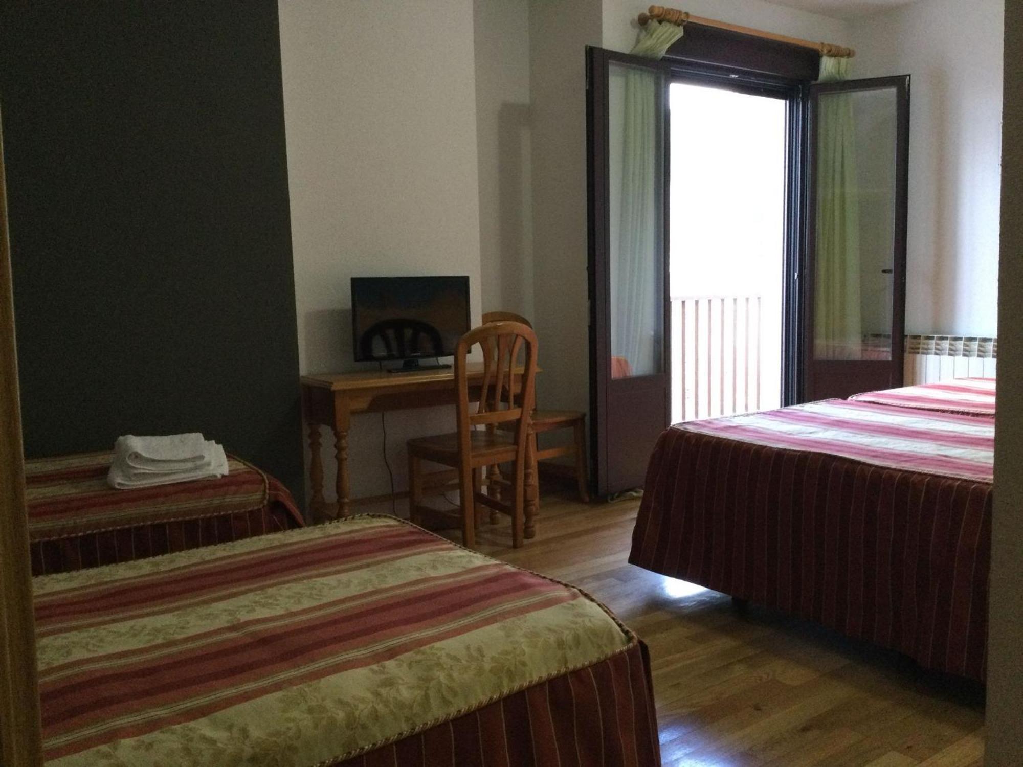 Hotel Cinco Castanos Candelario Bagian luar foto